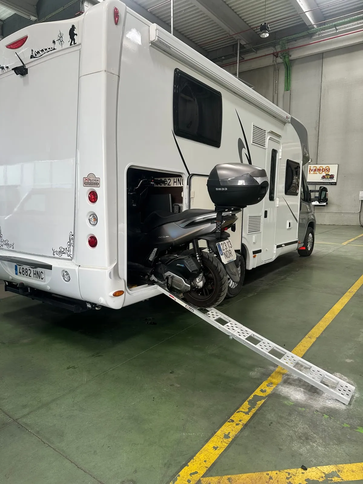 Garaje portamotos con rampa — foto 1 de 4