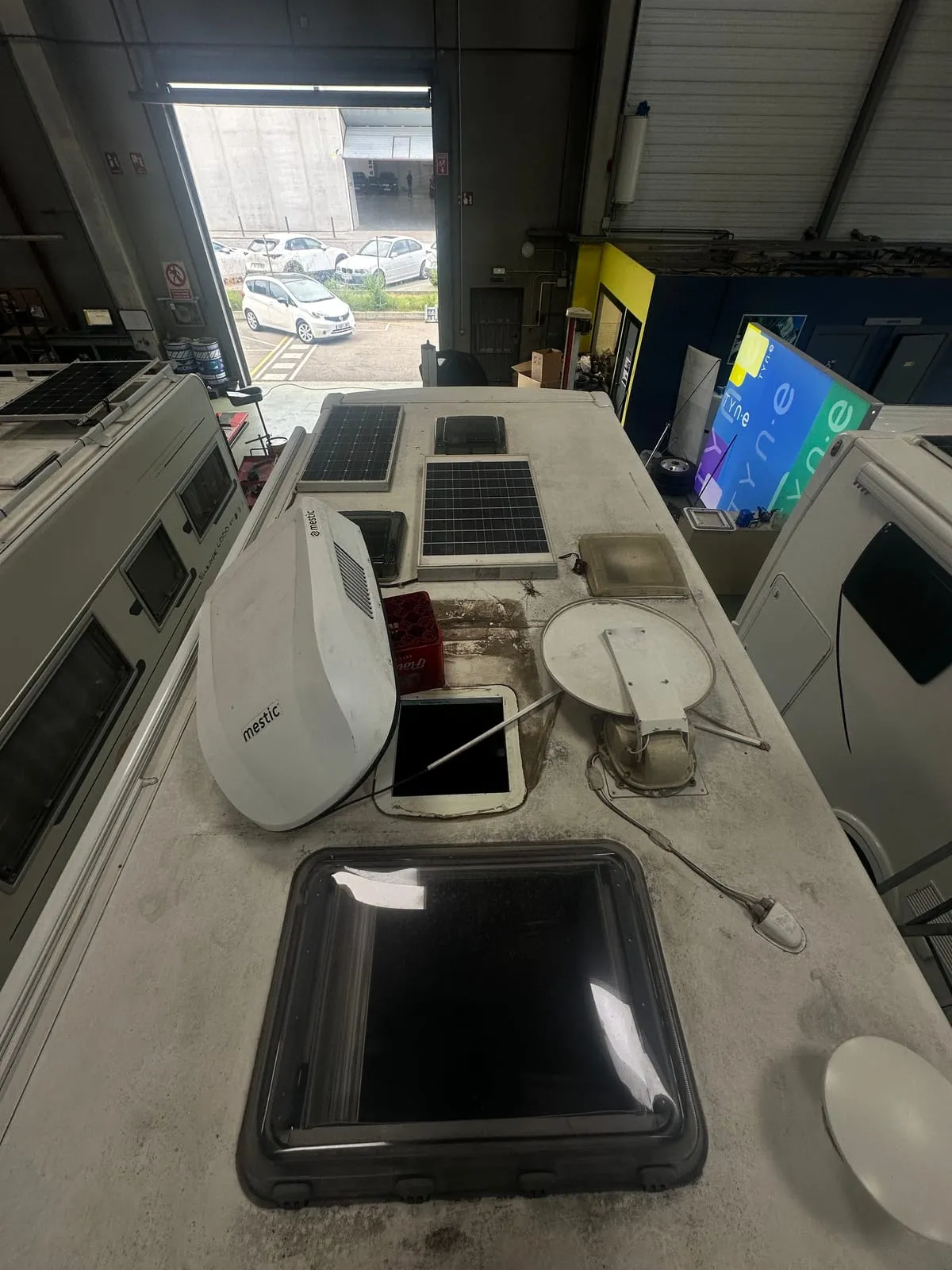 Aire acondicionado, placas solares y claraboyas — foto 1 de 2