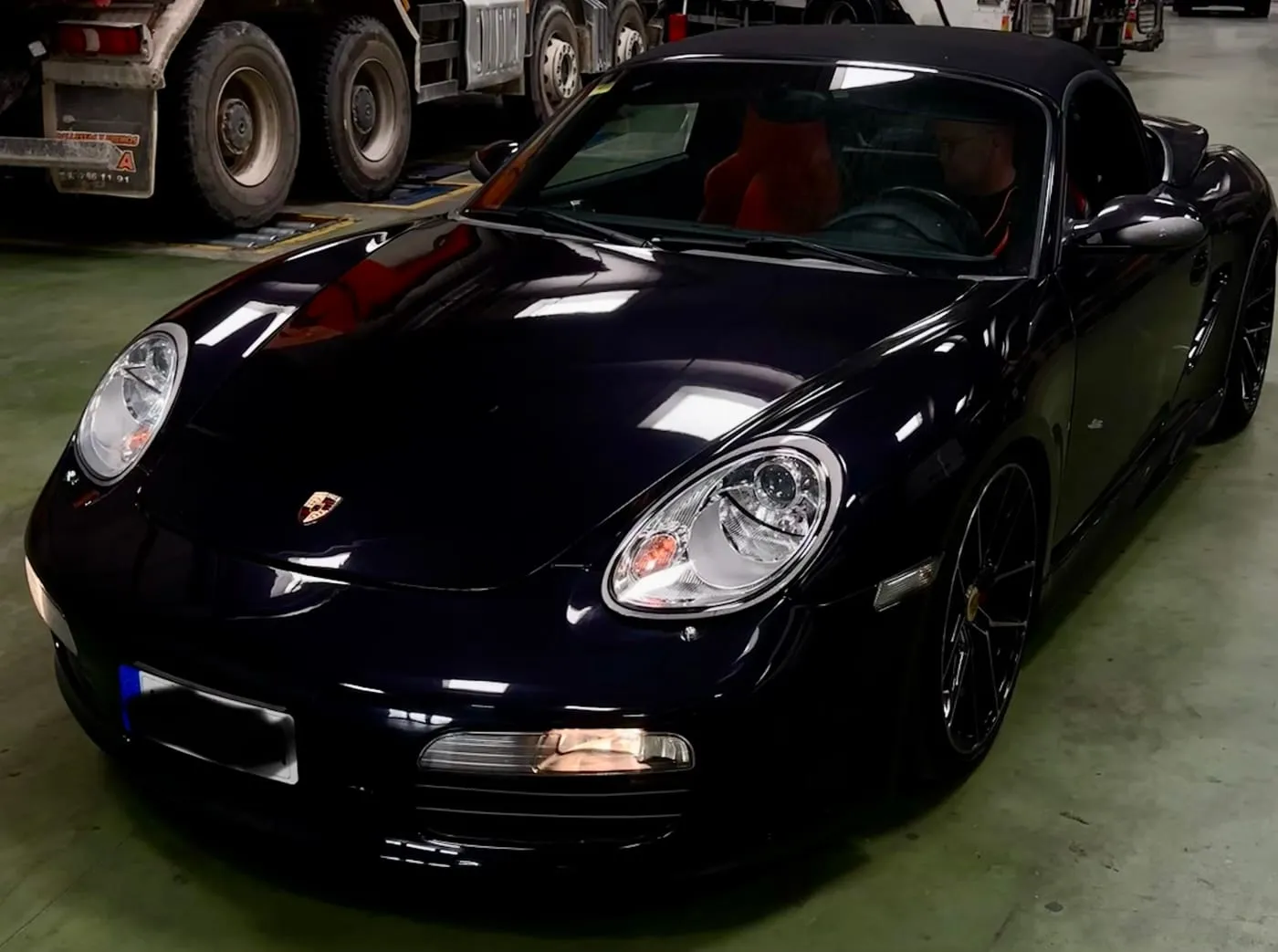 Porsche Boxster negro en las instalaciones de CBF Navarro